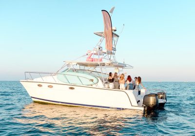 youth-party-on-vacation-at-sea-girlfriends-drink-2023-11-27-05-03-44-utc